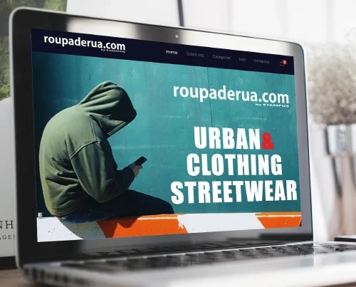 Computador de secretária a mostrar a homepage do website Roupa de Rua.