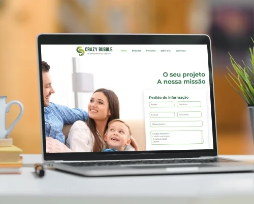 Website da Crazy Bubble apresentado num computador de secretária.