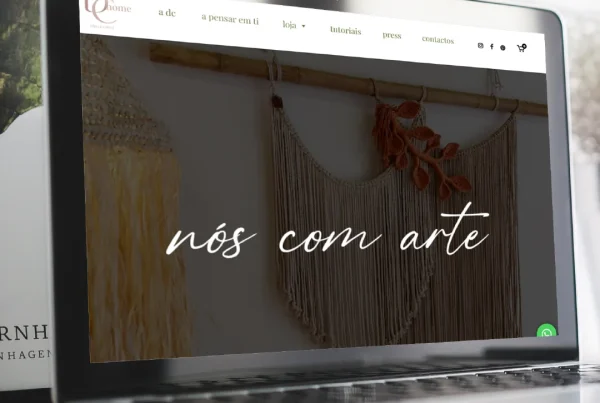 Website da DC-Handcrafted apresentado num computador de secretária.