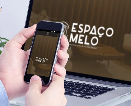 Website do Espaço Melo apresentado num computador de secretária e telemóvel.