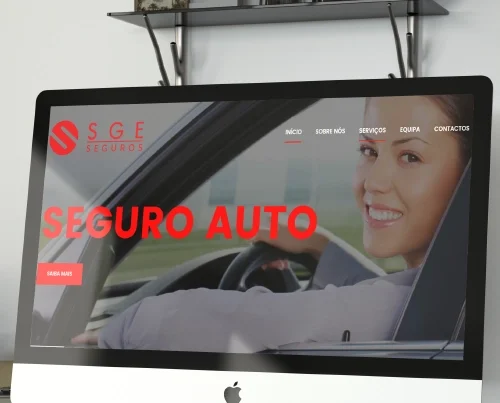 Computador de secretária a mostrar a homepage do website SGE – Seguros.