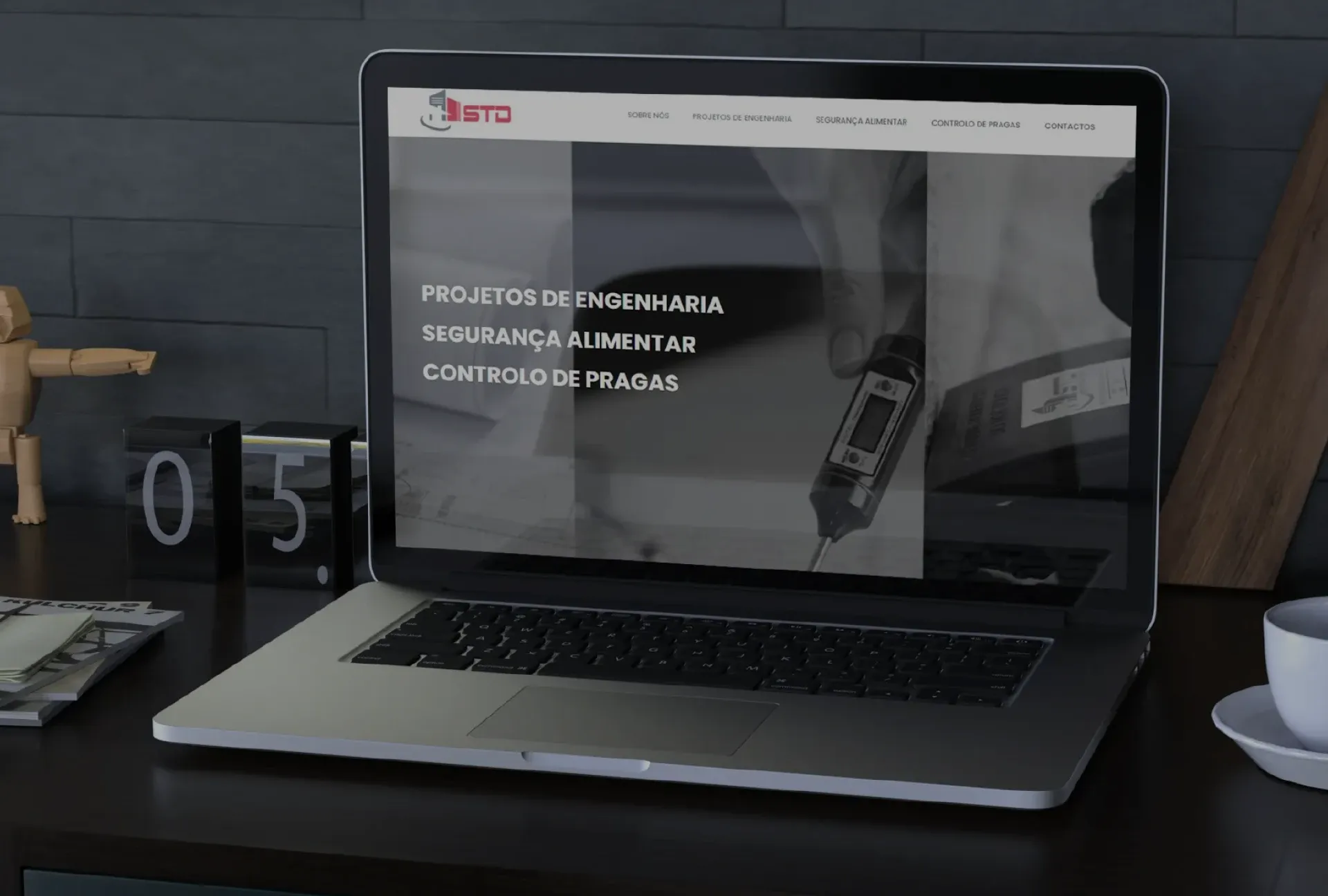 Quanto custa um website profissional em Portugal em 2026? Ilustração de um website profissional que representa os fatores que influenciam o custo de um website, como design, SEO, desempenho, segurança e experiência do utilizador.
